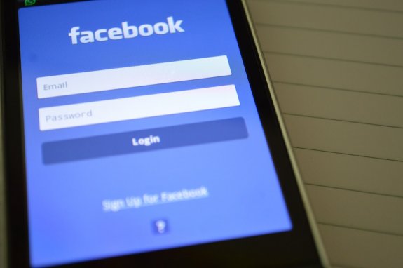 Facebook a jiní poskytovatelé hostingu musí odstranit nelegální příspěvky 