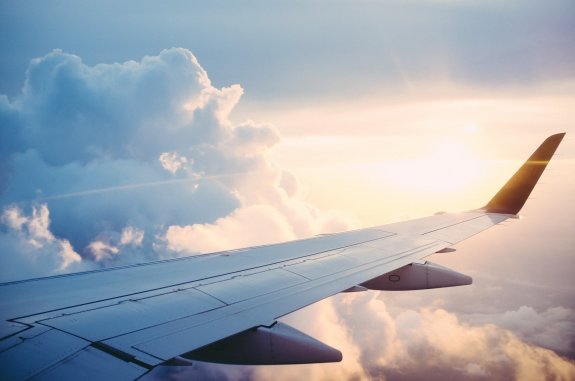 Klient cestovní kanceláře se může domáhat paušální náhrady škody po letecké společnosti, i když je let součástí zájezdu